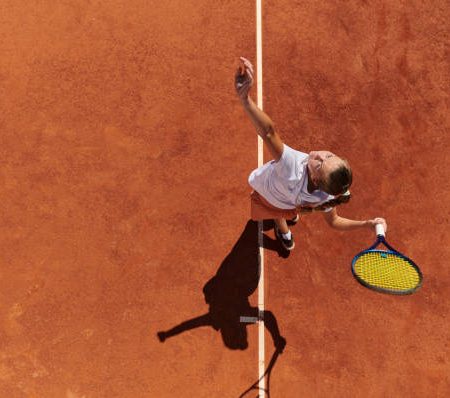 Est-ce qu’une rénovation de court de tennis à Mougins doit respecter les normes FFT ?