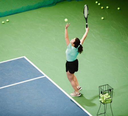 En quoi la météo locale influe-t-elle sur la rénovation d’un court de tennis à Lyon ?