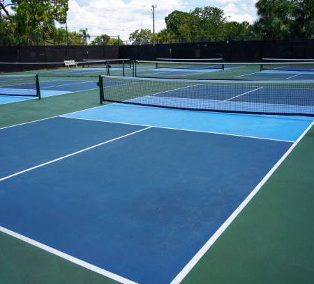 Quels délais prévoir avec une entreprise construction terrain de pickleball pour la réalisation complète du projet ?