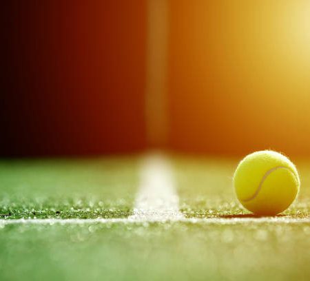 Y a-t-il des restrictions en lotissement pour une rénovation de court de tennis à Mougins ?