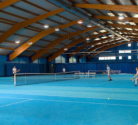 Une entreprise construction terrain de pickleball propose-t-elle des services de maintenance régulière ?