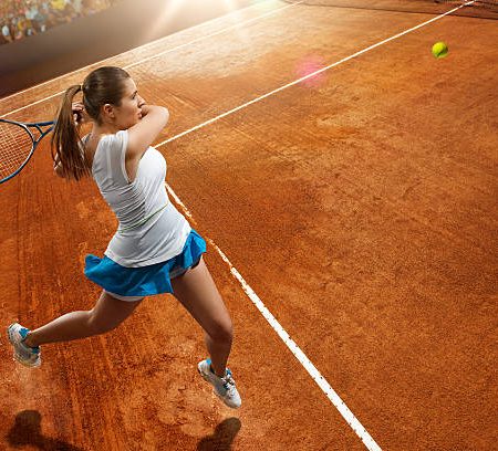 Quels types de fissures nécessitent une rénovation complète d’un court de tennis à Lyon ?