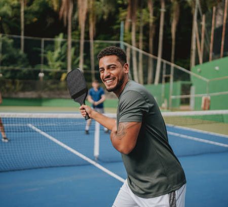 Un constructeur court de padel propose-t-il des solutions d’éclairage basse consommation ?