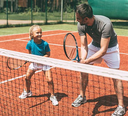 Peut-on facilement faire construire un terrain de tennis dans un espace urbain limité ?