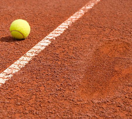 Une rénovation de court de tennis à Mougins peut-elle changer complètement le type de surface ?