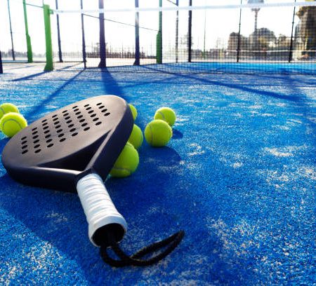 Est-ce utile de rénover un court de tennis à Mougins avant de le mettre en location ?