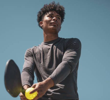 Faut-il réaliser une étude de sol avant une construction court de tennis béton poreux à Mougins sur un terrain en pente ?